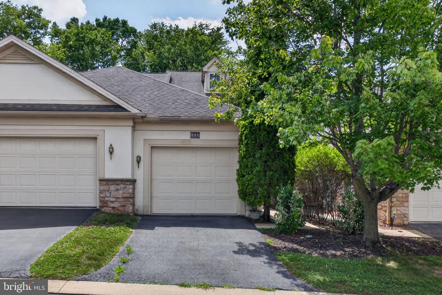 121 Creekgate Ct Property Photo 2