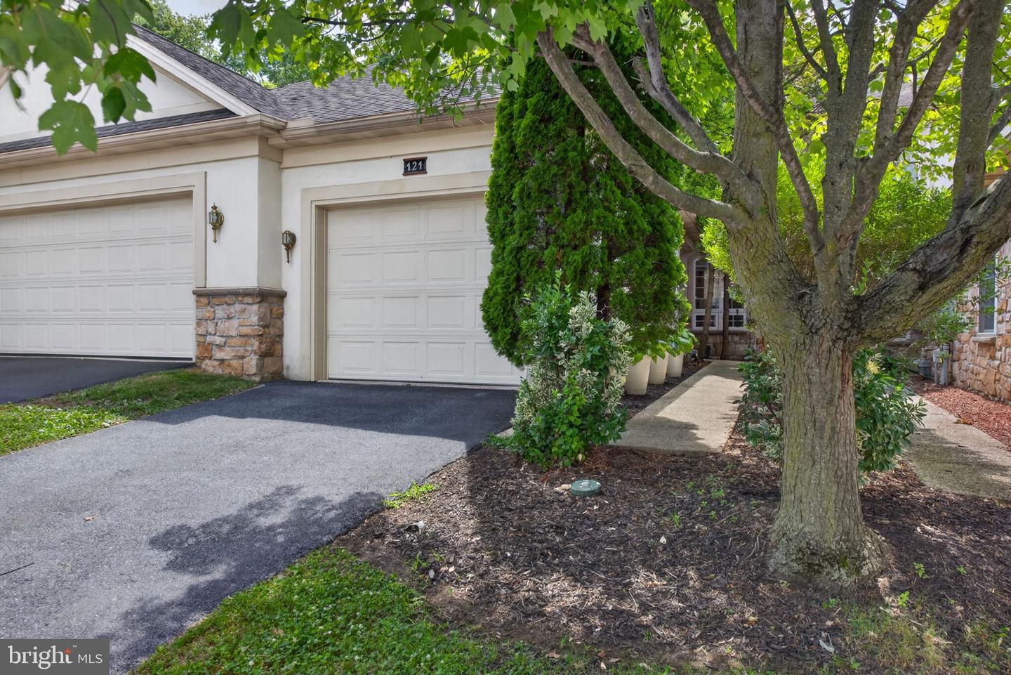 121 Creekgate Ct Property Photo 3