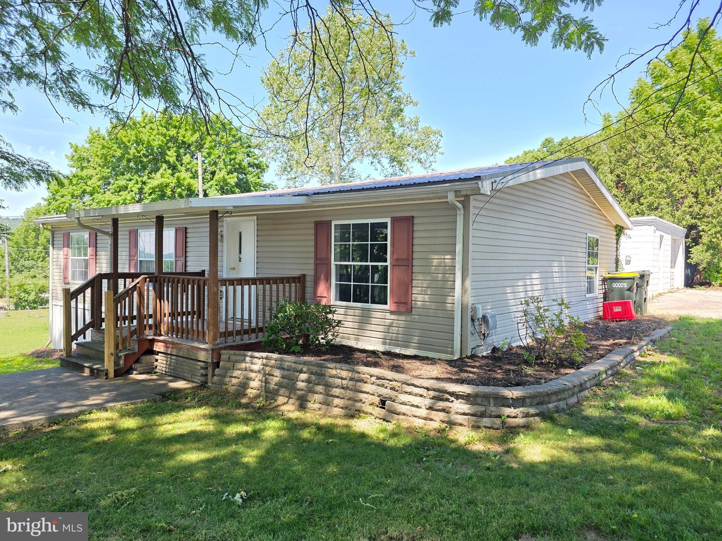 146 N Reamstown Rd Property Photo 1