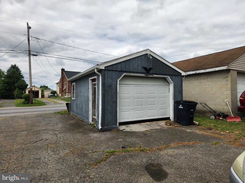 3143 Lincoln Hwy E Property Photo 8