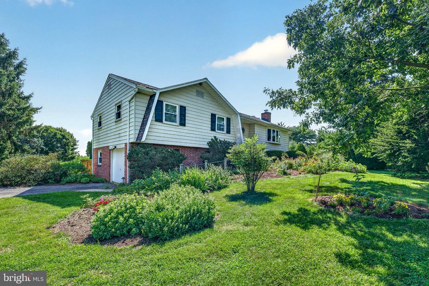 1277 S Colebrook Rd Property Photo 1