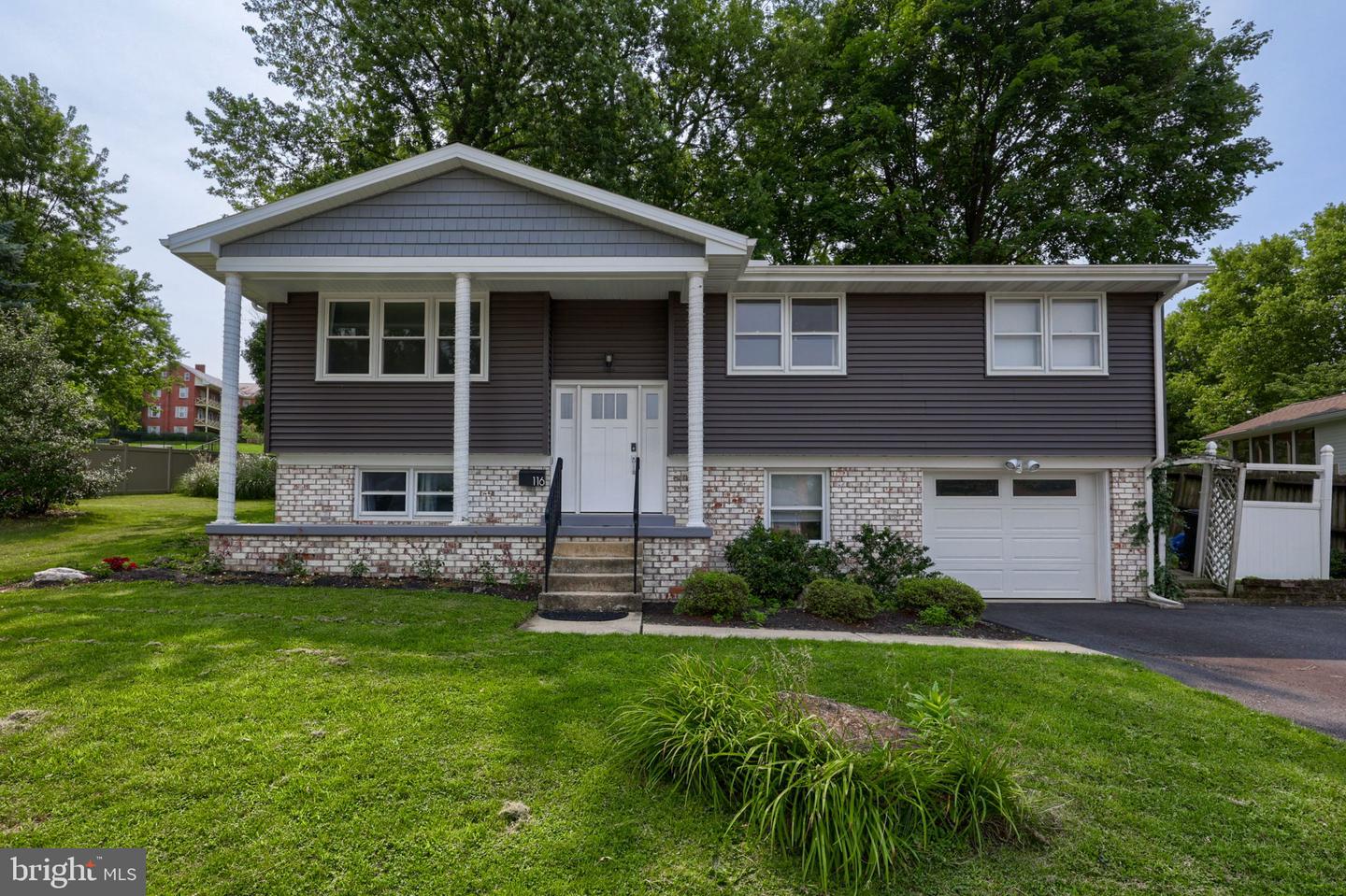 116 Oxford Dr Property Photo 1