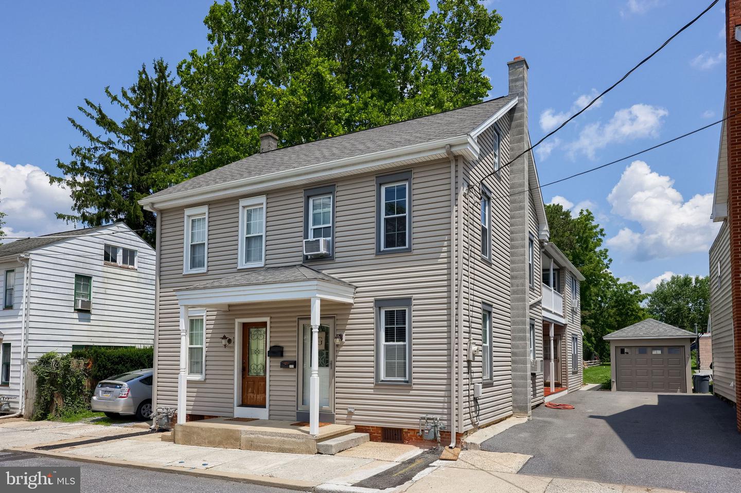 137 N Charlotte St Property Photo 1