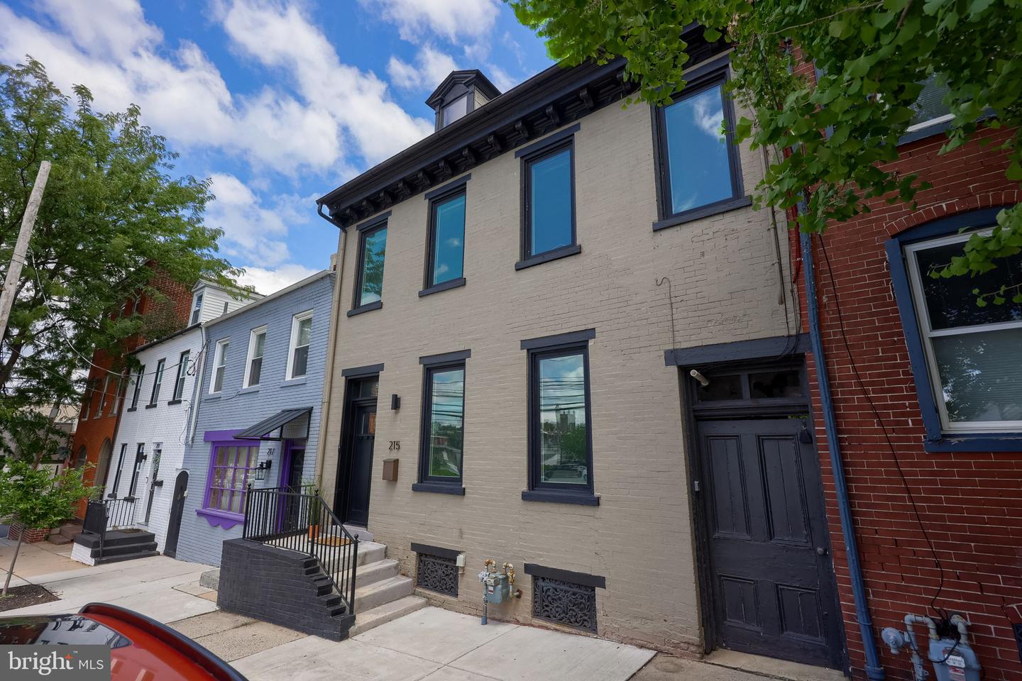 215 N LIME ST Property Photo 1
