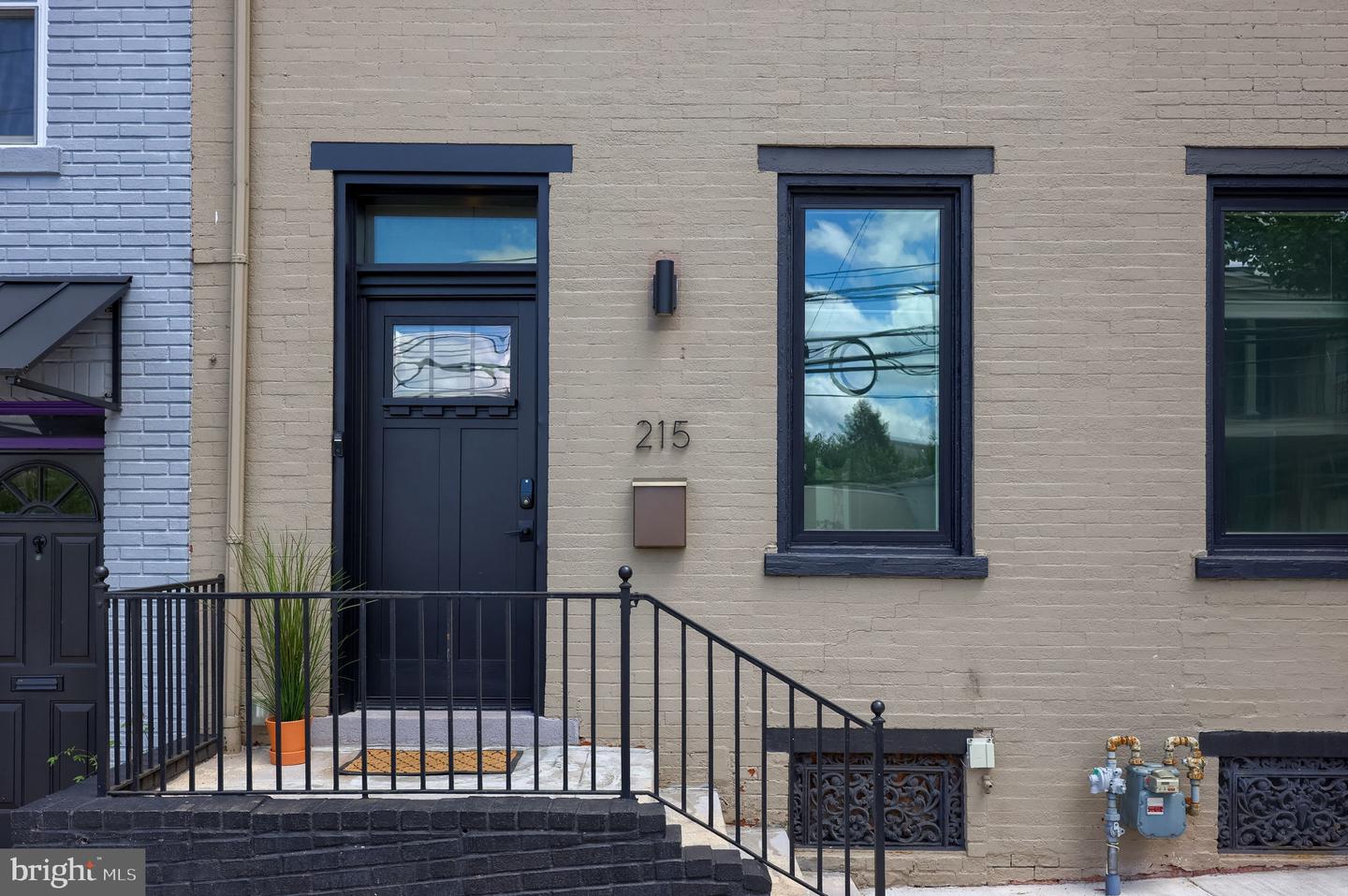 215 N Lime St Property Photo 3