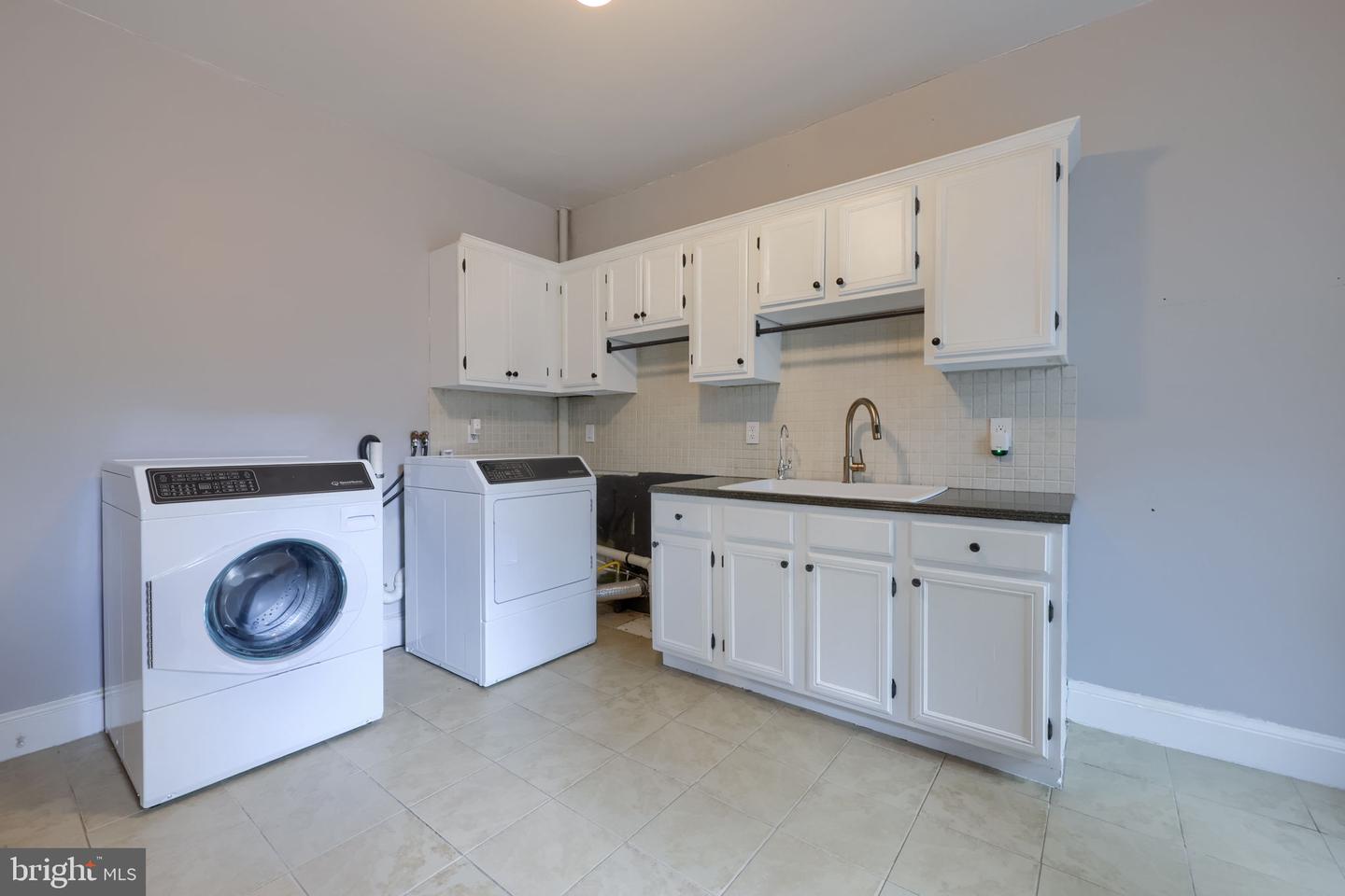 215 N Lime St Property Photo 54