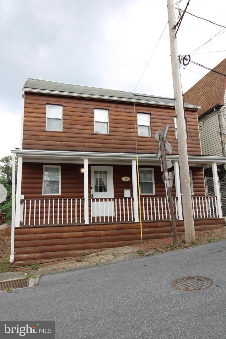 121 Perry St Property Photo 1