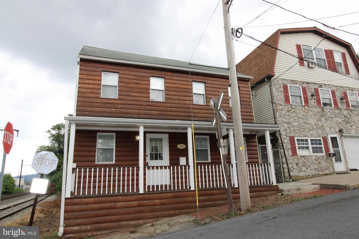 121 Perry St Property Photo 2