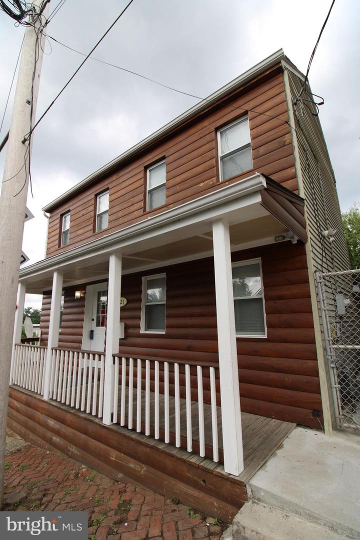 121 Perry St Property Photo 3