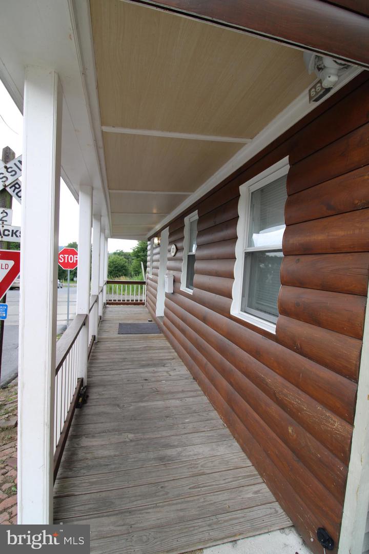 121 Perry St Property Photo 4