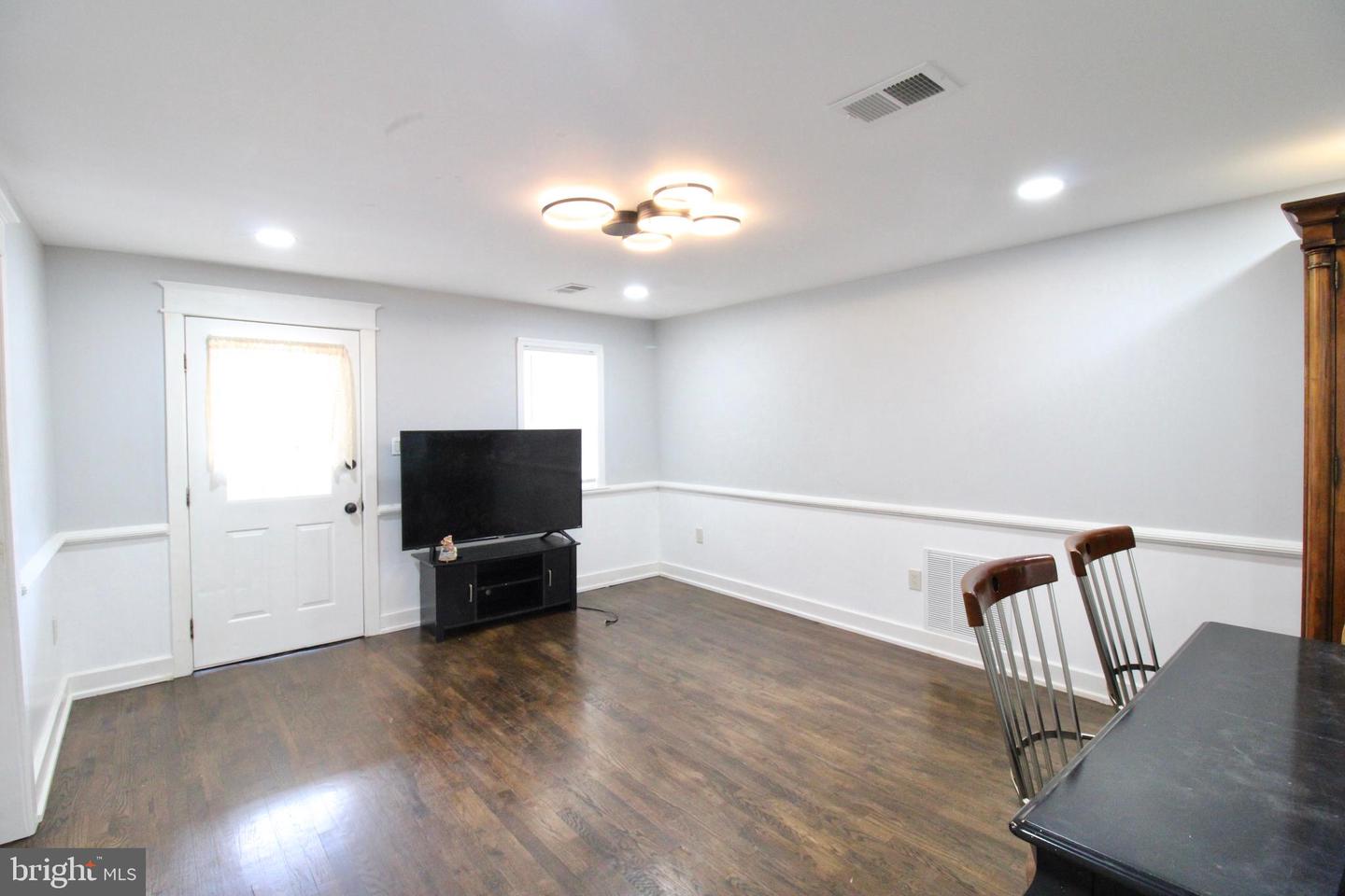 121 Perry St Property Photo 11
