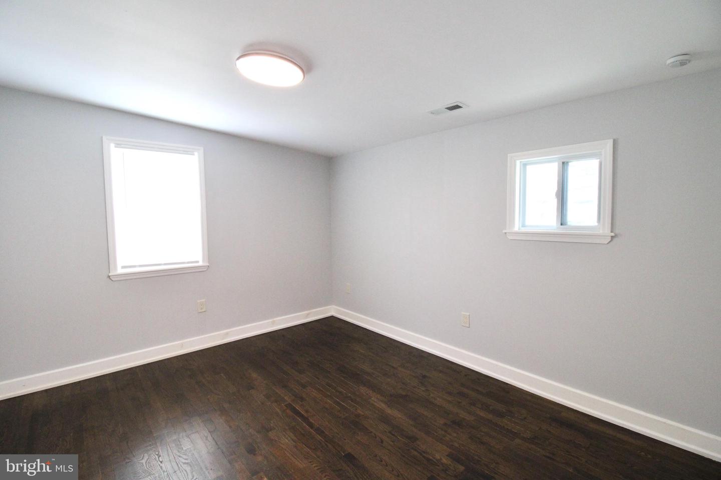 121 Perry St Property Photo 17