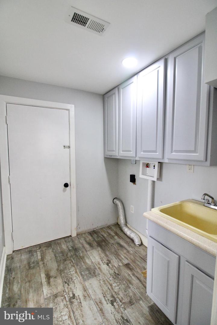 121 Perry St Property Photo 22
