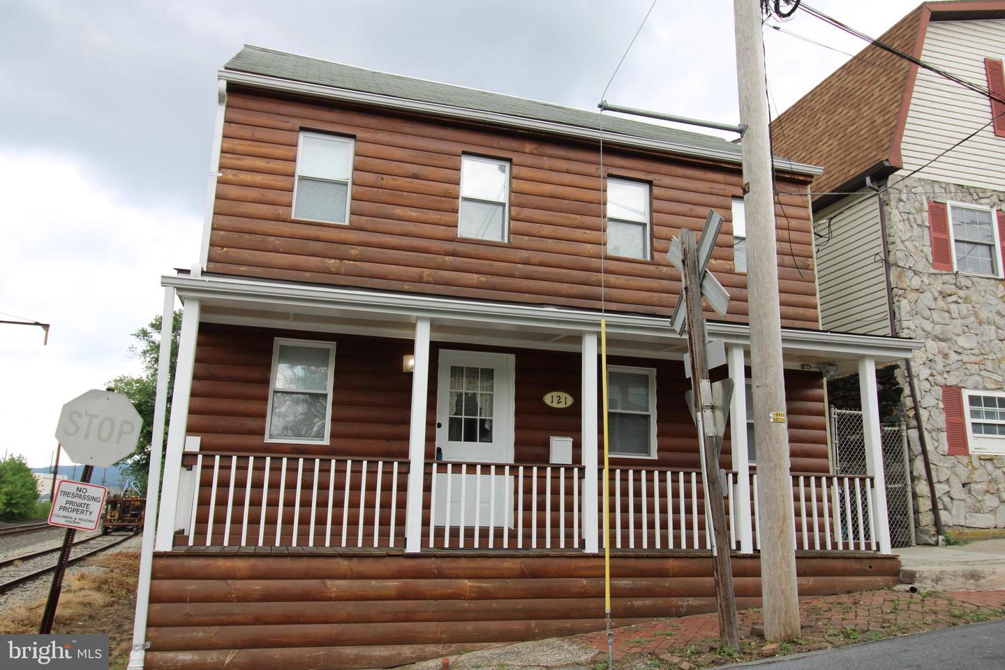 121 Perry St Property Photo 37