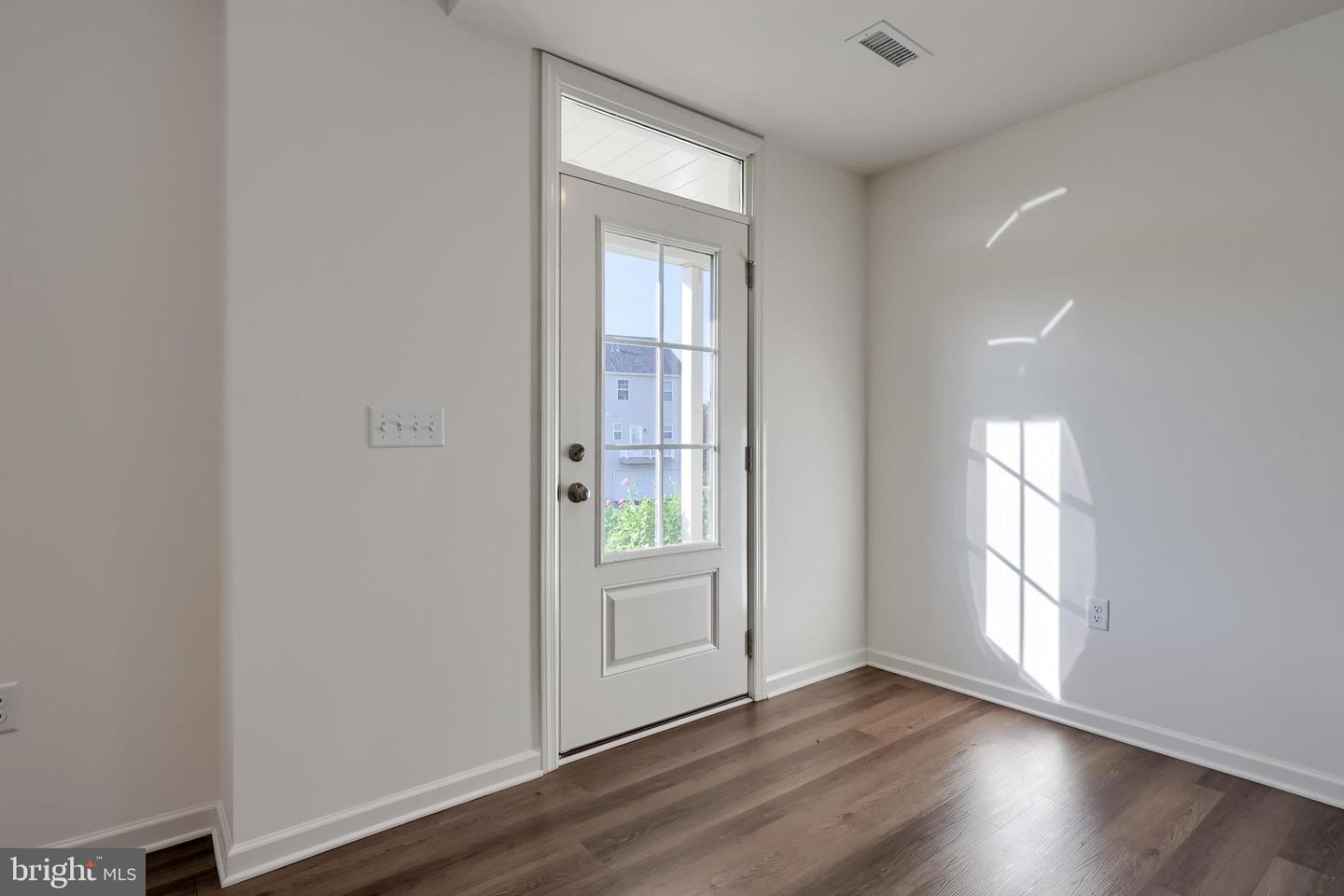 2482 Artesian Way Property Photo 6