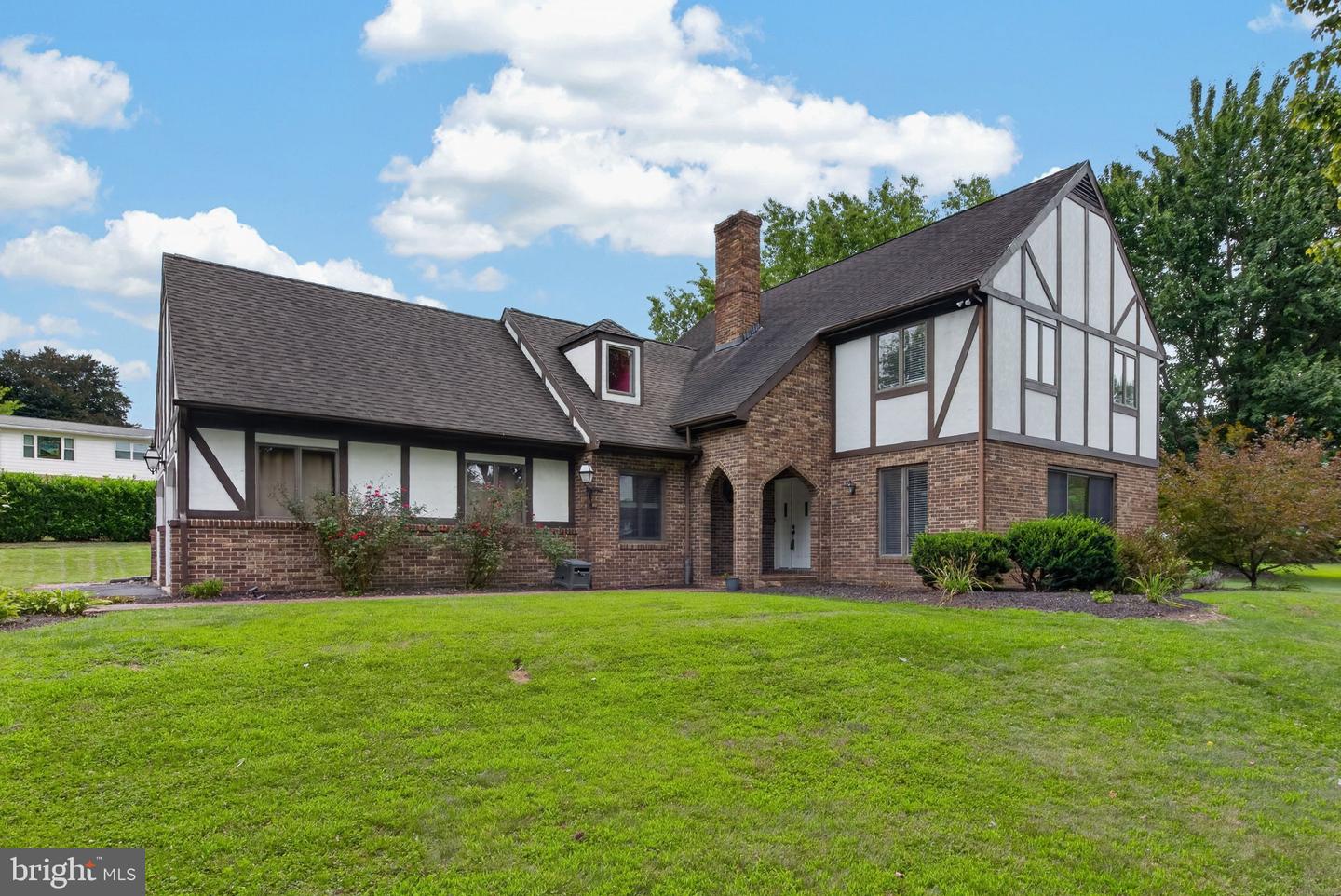 60 COUNTRY CT Property Photo 1
