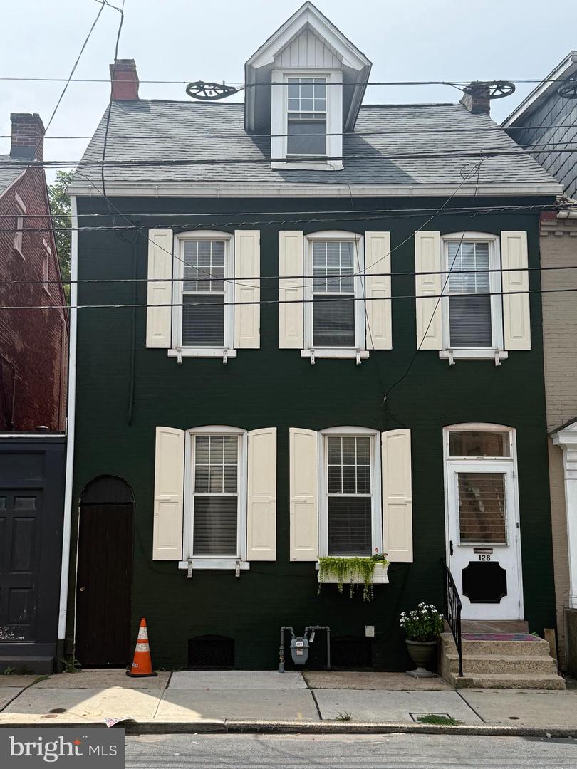 128 E James St Property Photo 1