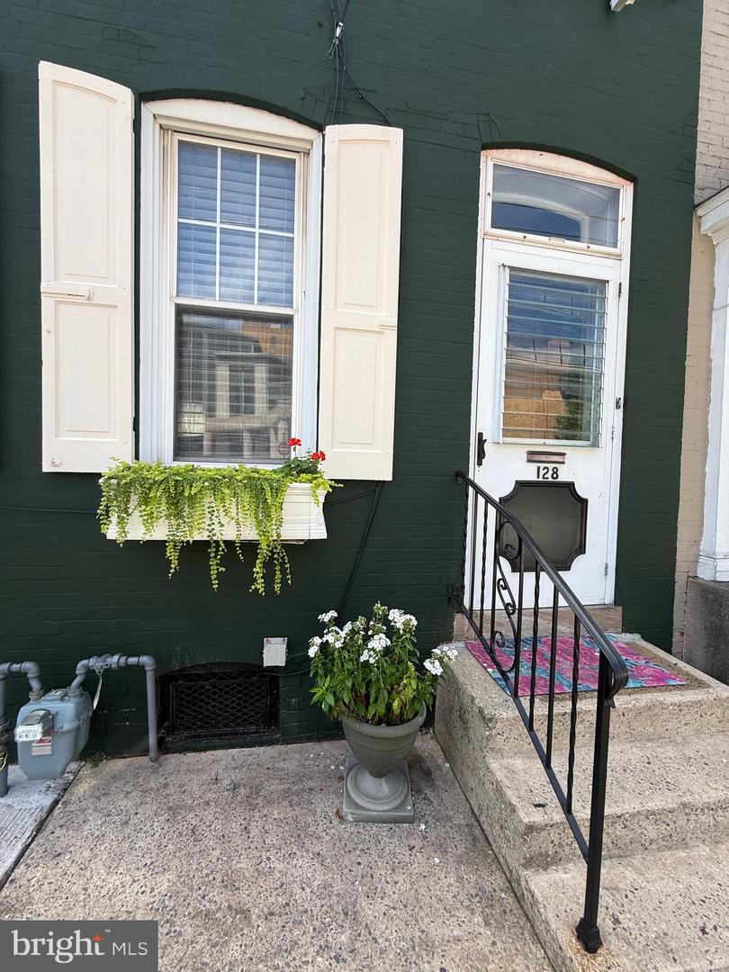 128 E James St Property Photo 3