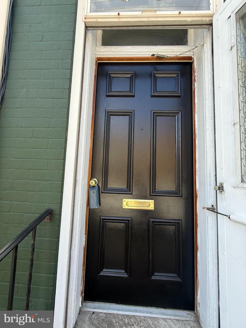 128 E James St Property Photo 4