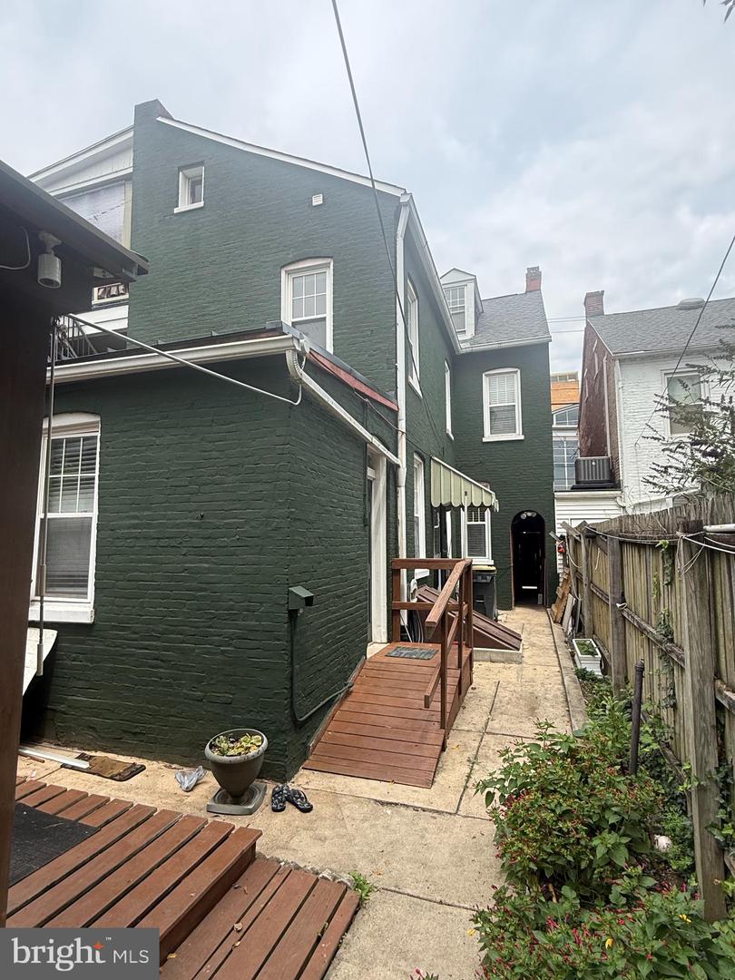 128 E James St Property Photo 8