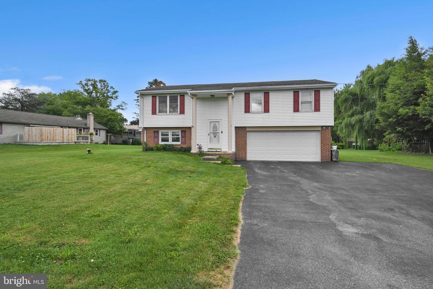 729 Lititz Rd Property Photo 2