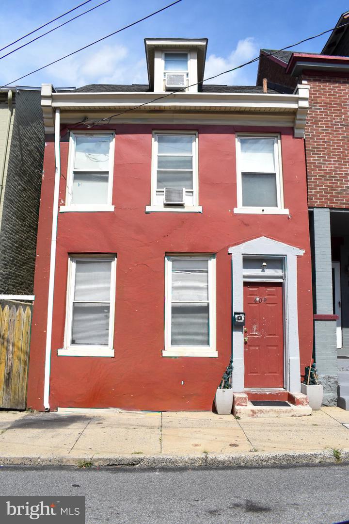 409 E STRAWBERRY ST
