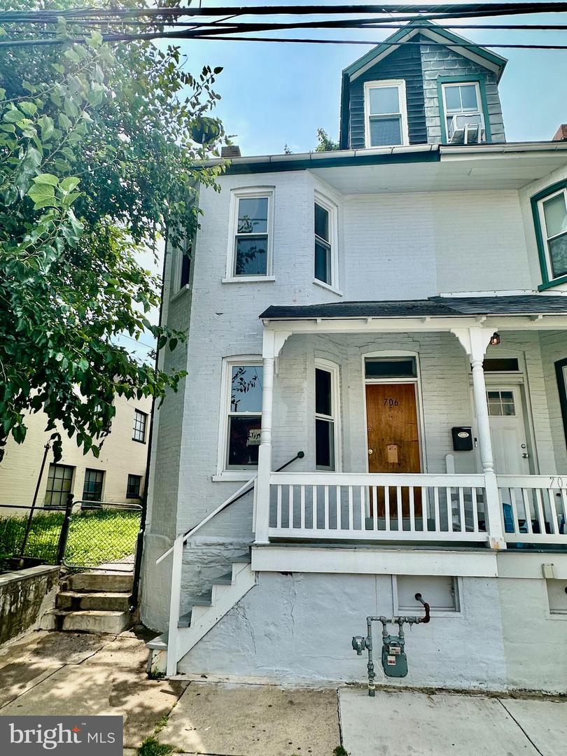 706 E Walnut St Property Photo 1