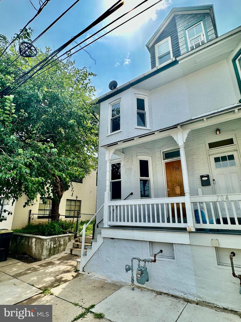 706 E Walnut St Property Photo 2