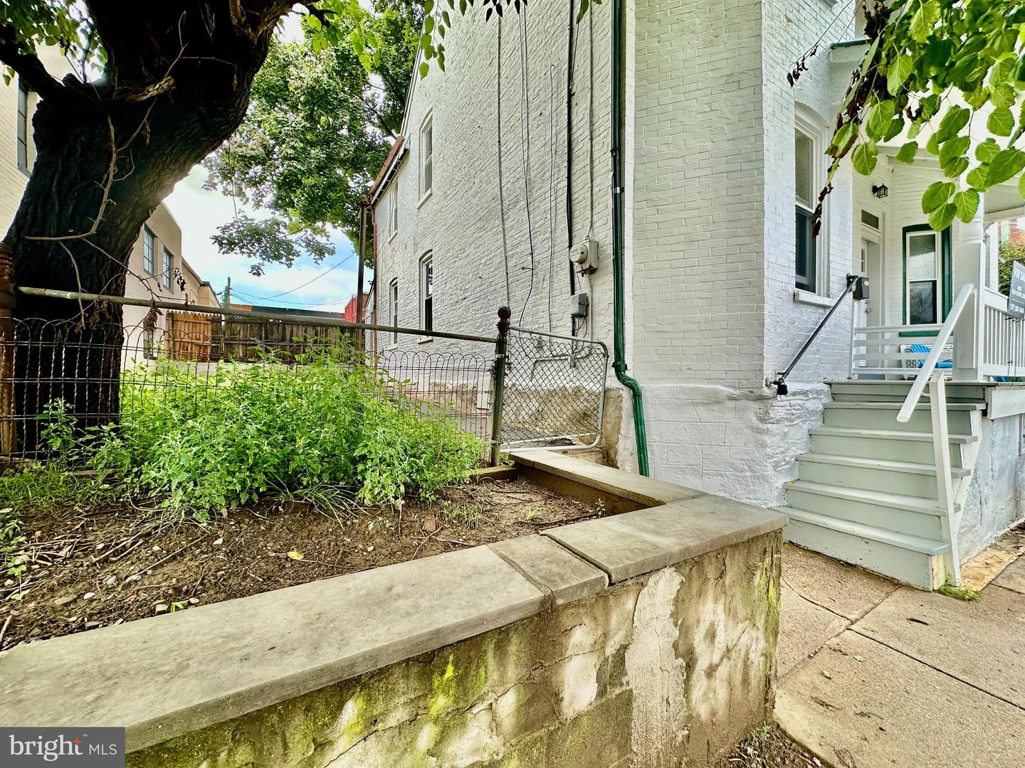 706 E Walnut St Property Photo 15