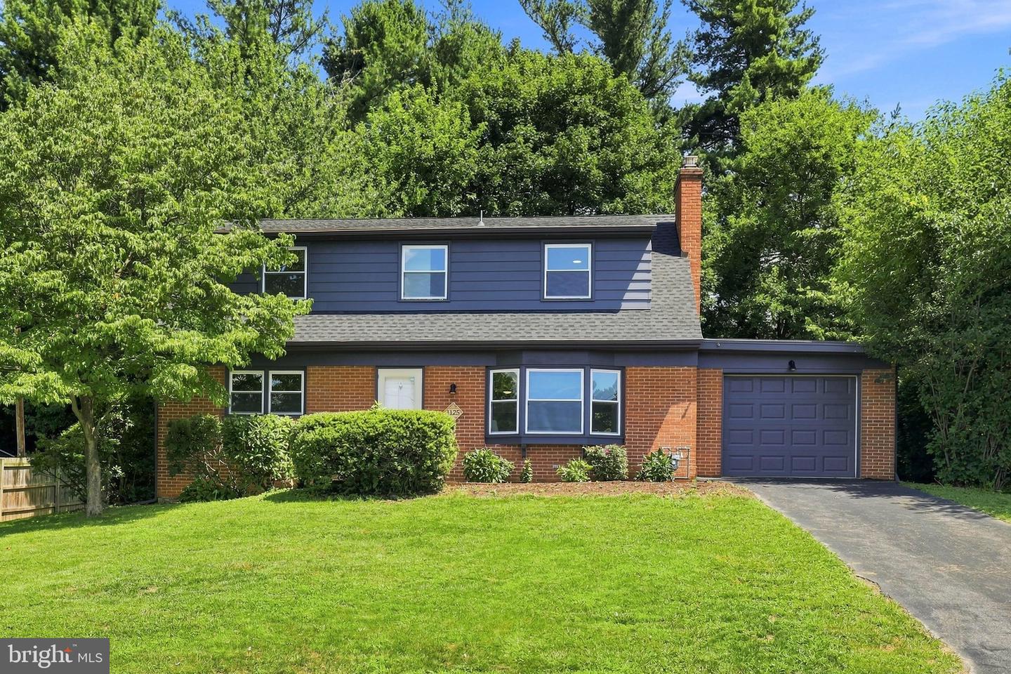1125 HARRIET AVE Property Photo 1