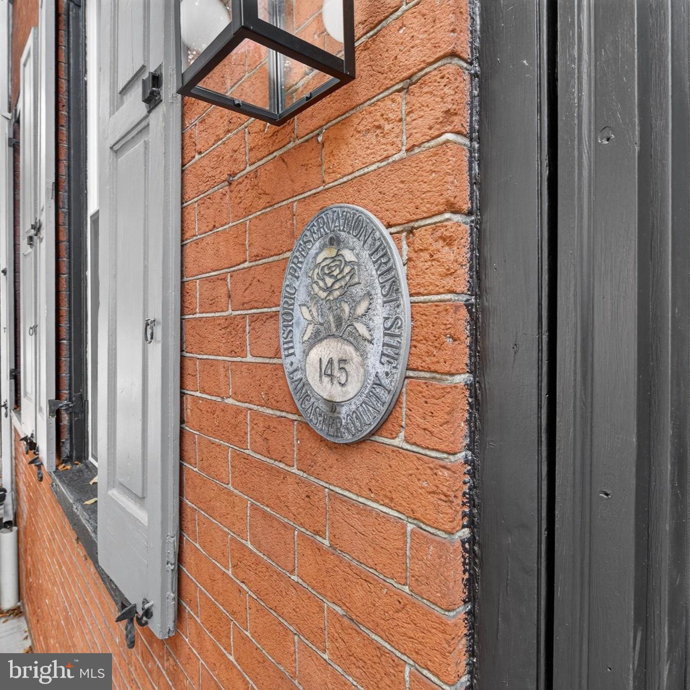 442 N Queen St Property Photo 2