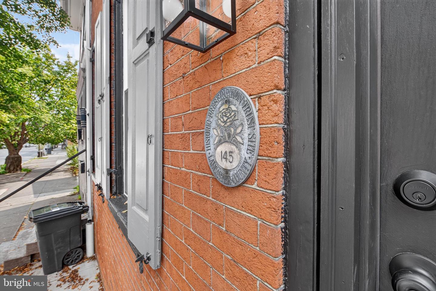 442 N Queen St Property Photo 3