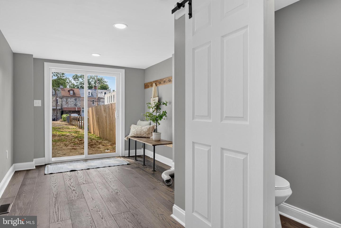 442 N Queen St Property Photo 16