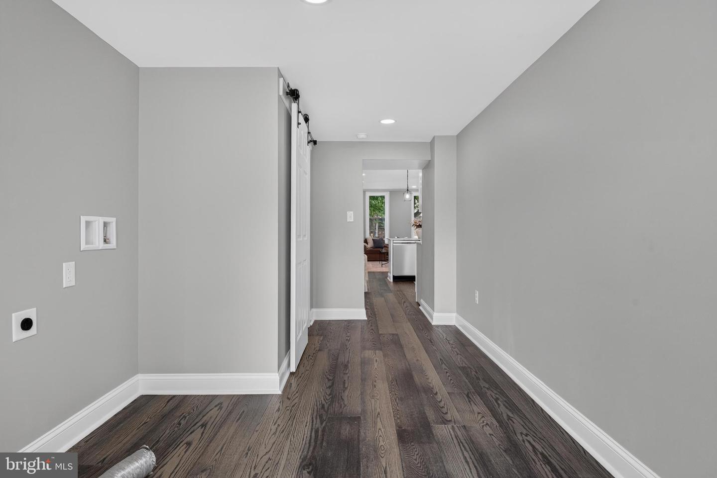 442 N Queen St Property Photo 18