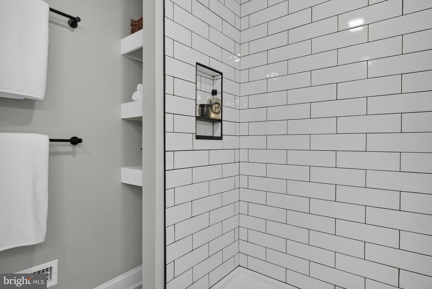 442 N Queen St Property Photo 26