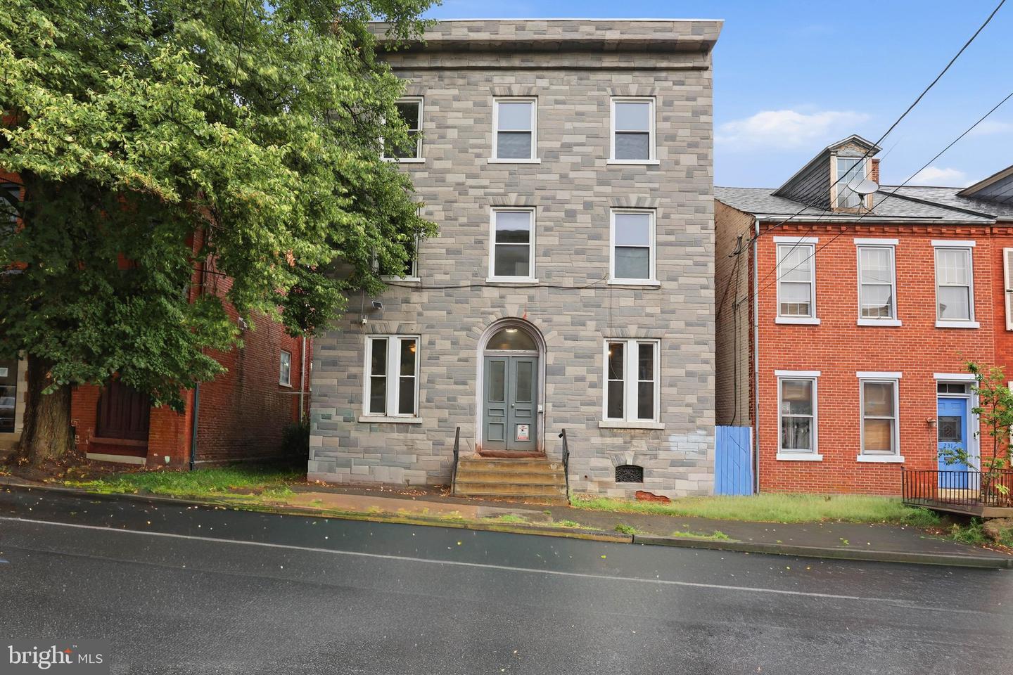 233 W Chestnut St Property Photo 1