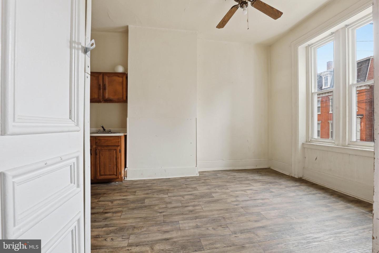 233 W Chestnut St Property Photo 5