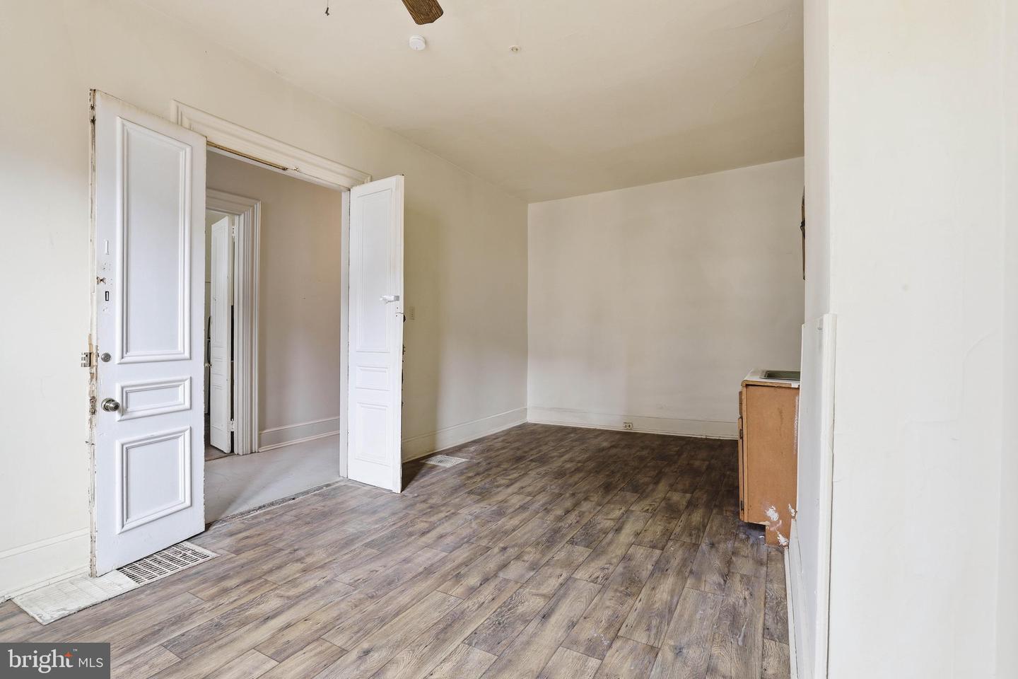 233 W Chestnut St Property Photo 6