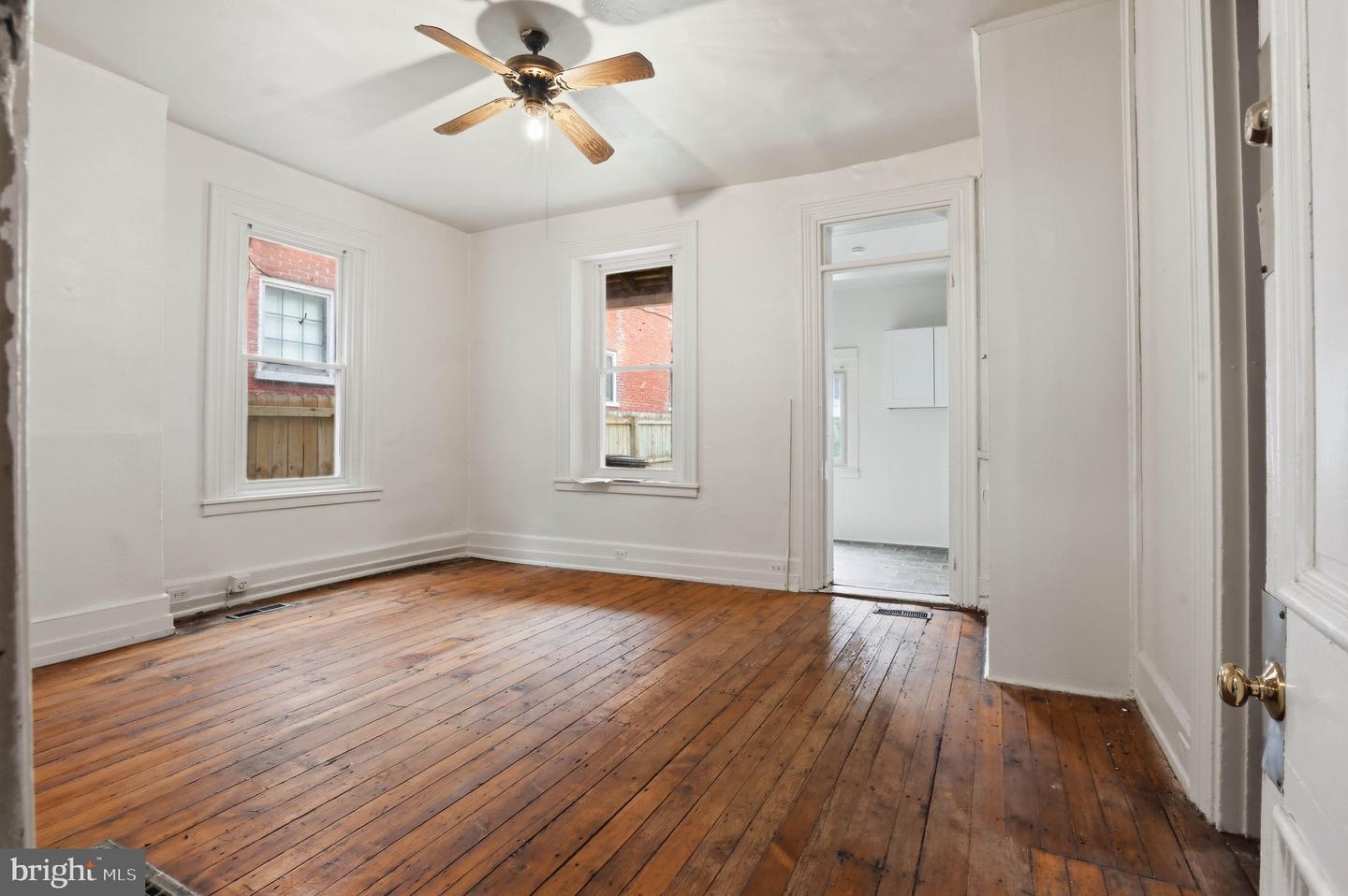 233 W Chestnut St Property Photo 9