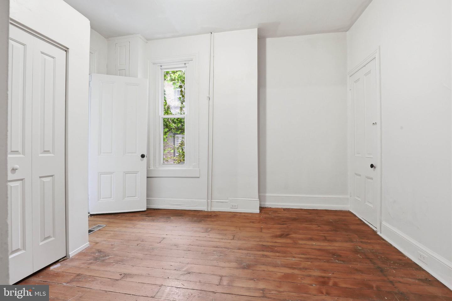 233 W Chestnut St Property Photo 14