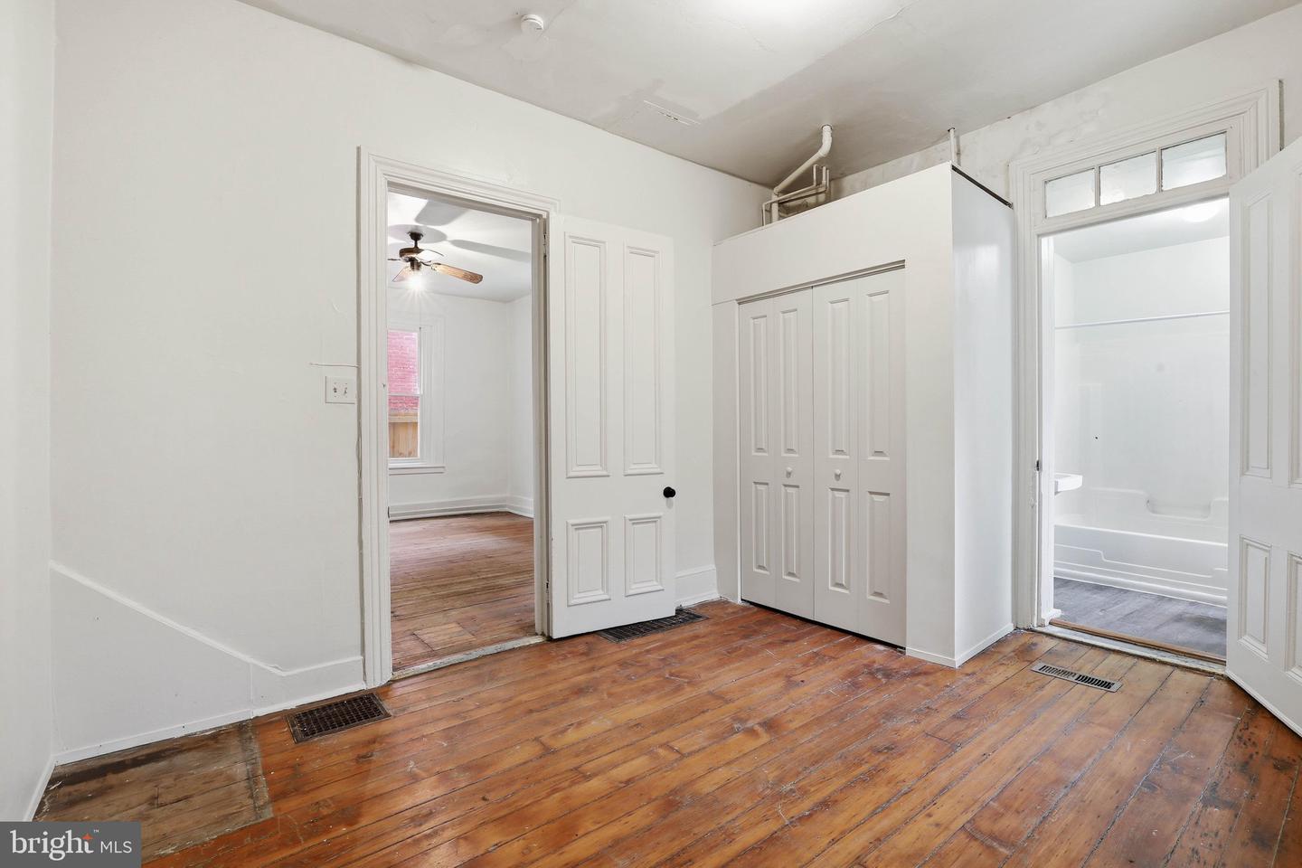 233 W Chestnut St Property Photo 15