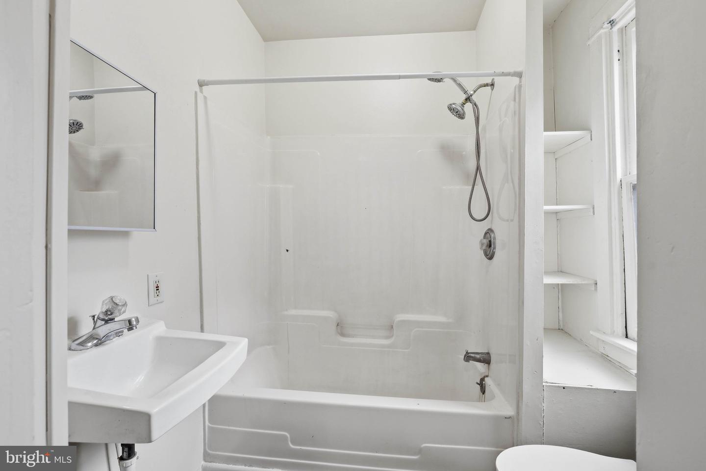 233 W Chestnut St Property Photo 16