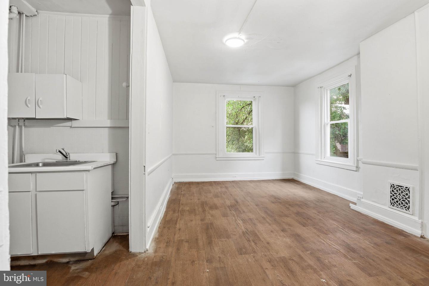 233 W Chestnut St Property Photo 18