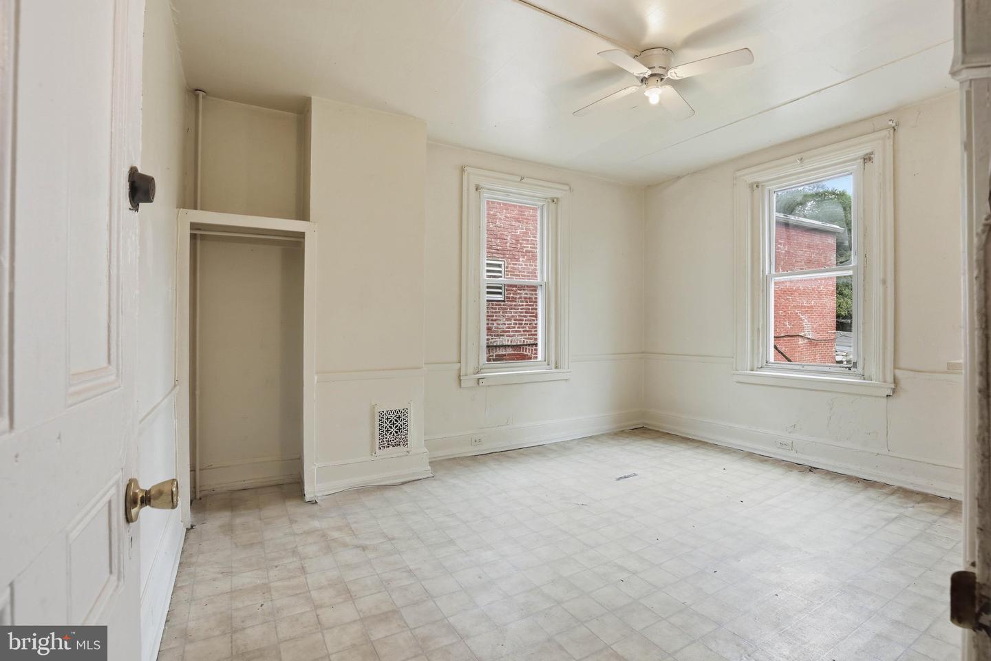 233 W Chestnut St Property Photo 24