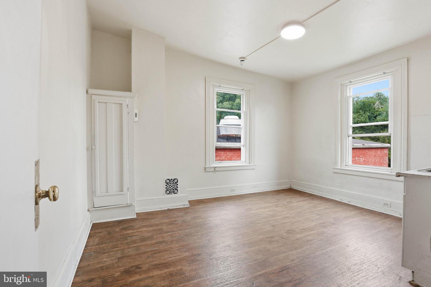 233 W Chestnut St Property Photo 45