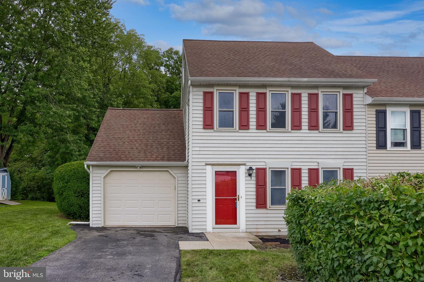 208 Fairfax Dr Property Photo 1