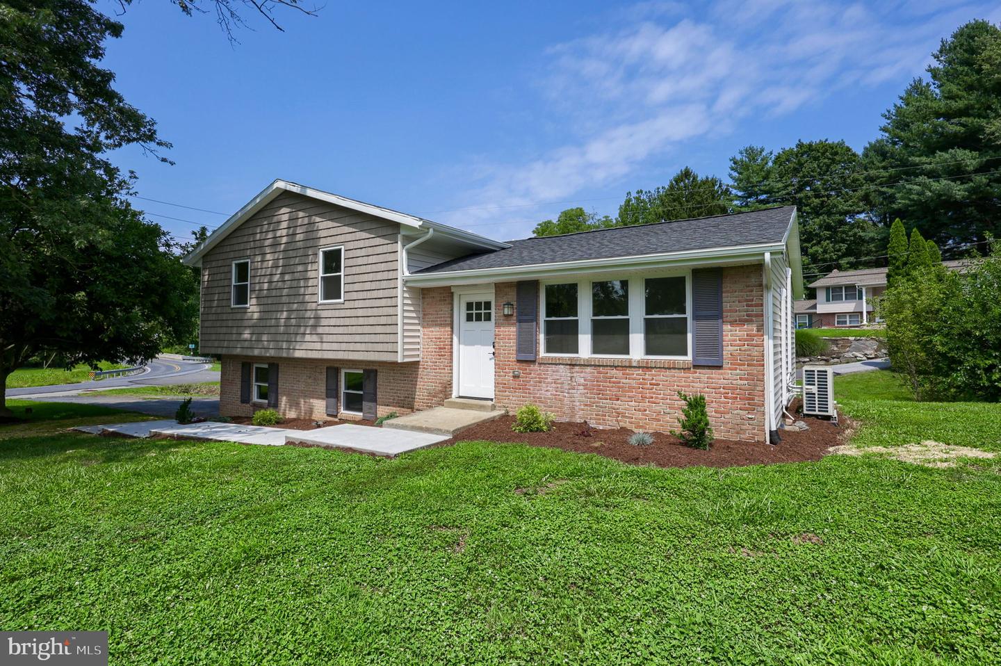 100 Spring Meadow Ln Property Photo 2