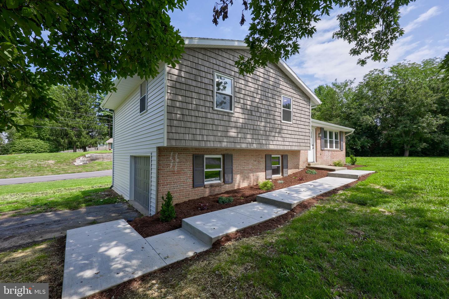 100 Spring Meadow Ln Property Photo 3