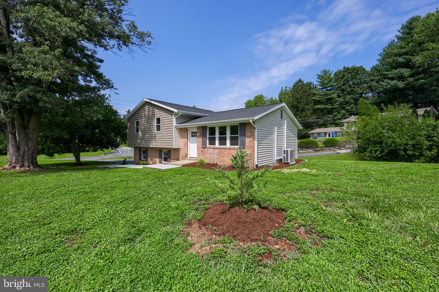 100 Spring Meadow Ln Property Photo 4