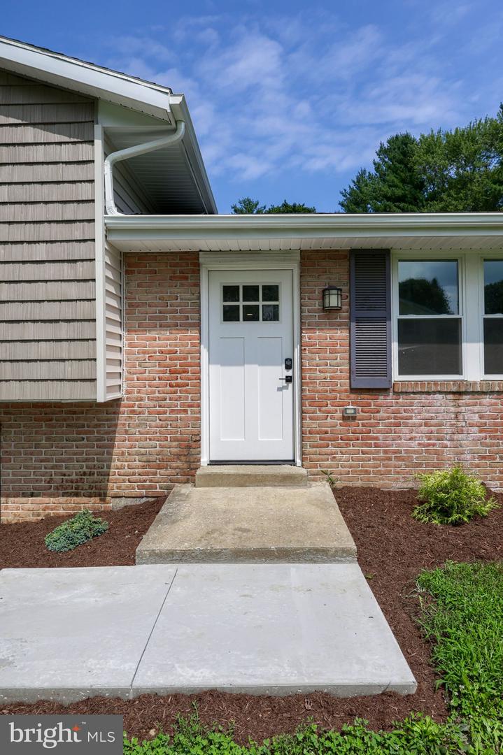 100 Spring Meadow Ln Property Photo 5